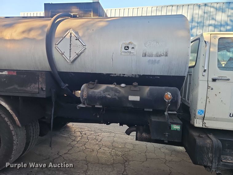 image for item EO4908 1998 Ford F-800 tack distributor truck 