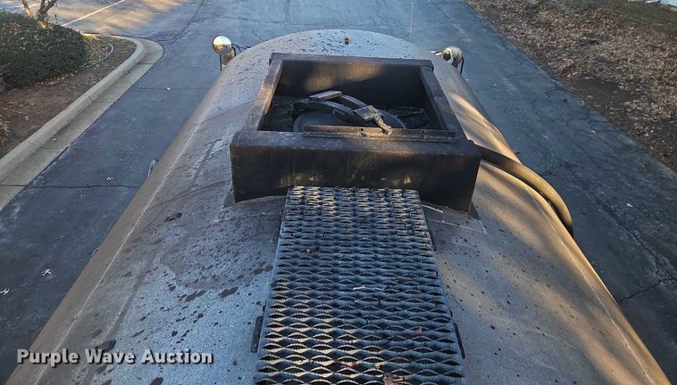 image for item EO4908 1998 Ford F-800 tack distributor truck 