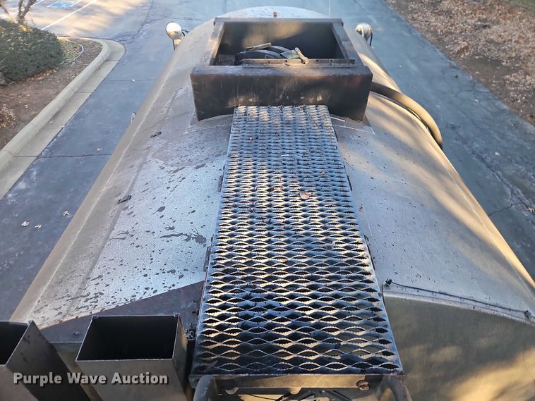 image for item EO4908 1998 Ford F-800 tack distributor truck 