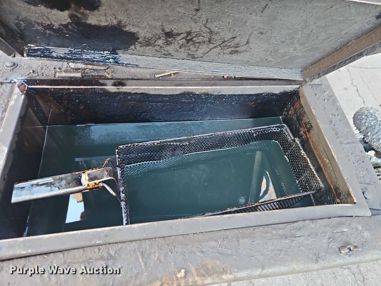 image for item EO4908 1998 Ford F-800 tack distributor truck 