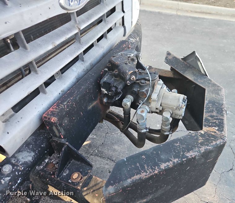 image for item EO4908 1998 Ford F-800 tack distributor truck 