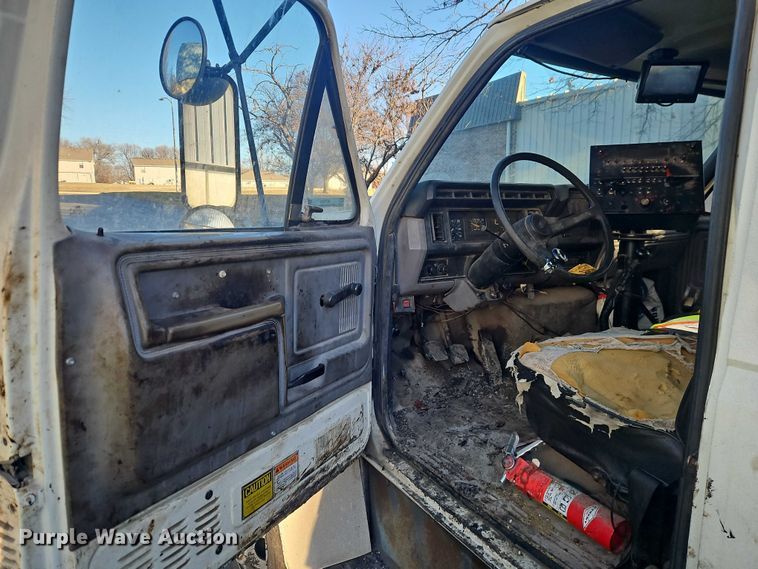 image for item EO4908 1998 Ford F-800 tack distributor truck 