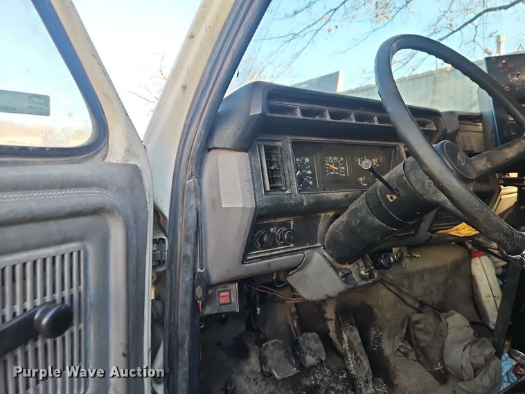 image for item EO4908 1998 Ford F-800 tack distributor truck 