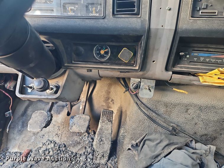 image for item EO4908 1998 Ford F-800 tack distributor truck 