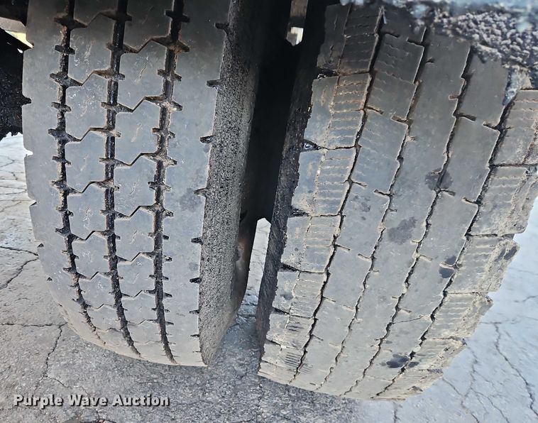 image for item EO4908 1998 Ford F-800 tack distributor truck 