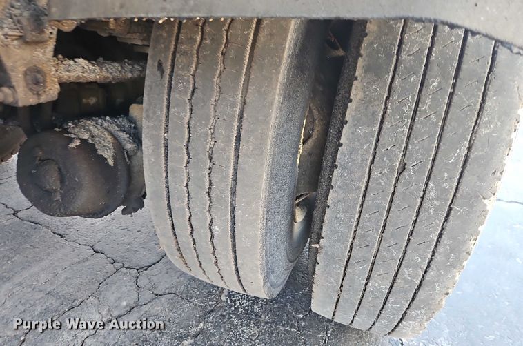 image for item EO4908 1998 Ford F-800 tack distributor truck 