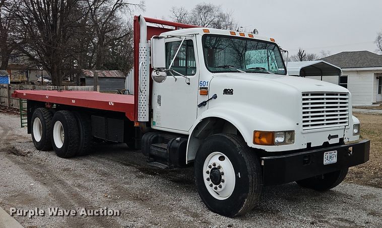 image for item EO4916 1996 International F4900 flatbed truck