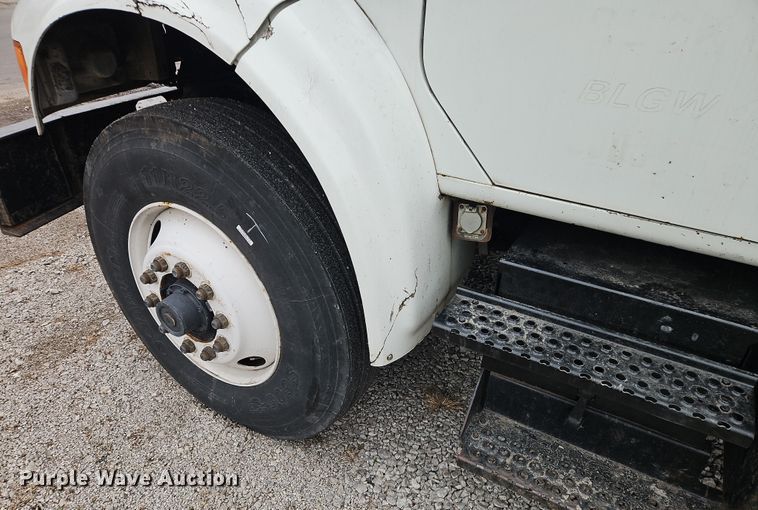 image for item EO4916 1996 International F4900 flatbed truck