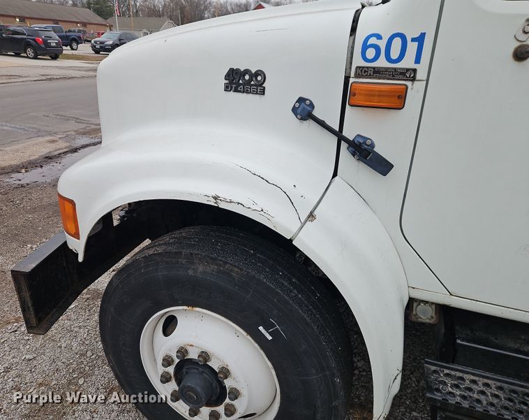 image for item EO4916 1996 International F4900 flatbed truck