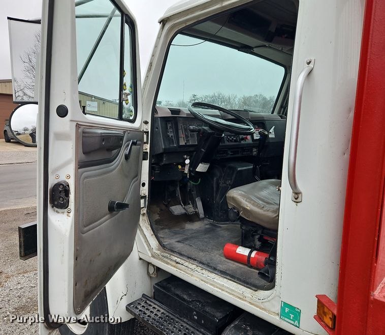 image for item EO4916 1996 International F4900 flatbed truck