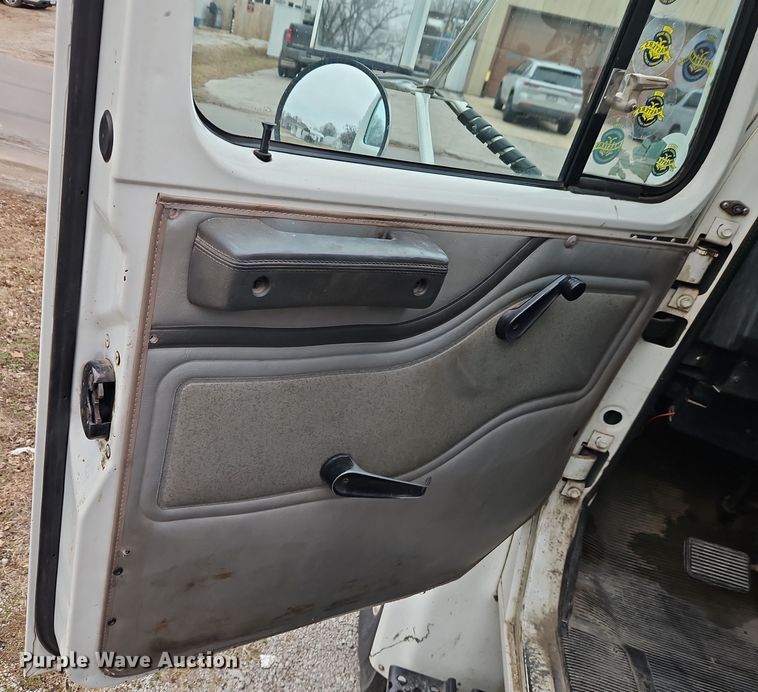 image for item EO4916 1996 International F4900 flatbed truck