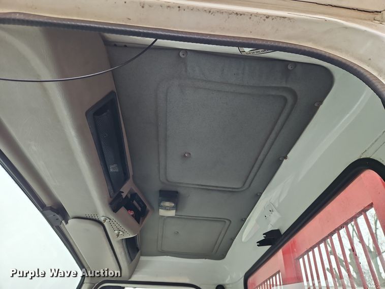 image for item EO4916 1996 International F4900 flatbed truck