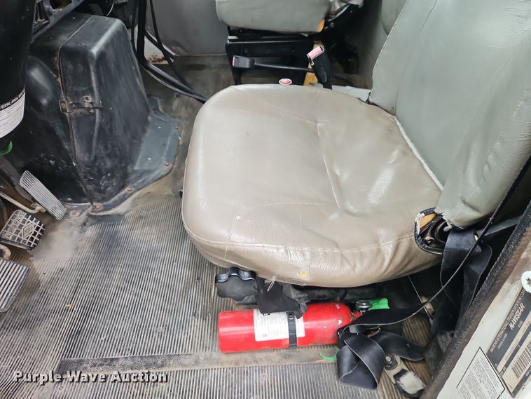 image for item EO4916 1996 International F4900 flatbed truck