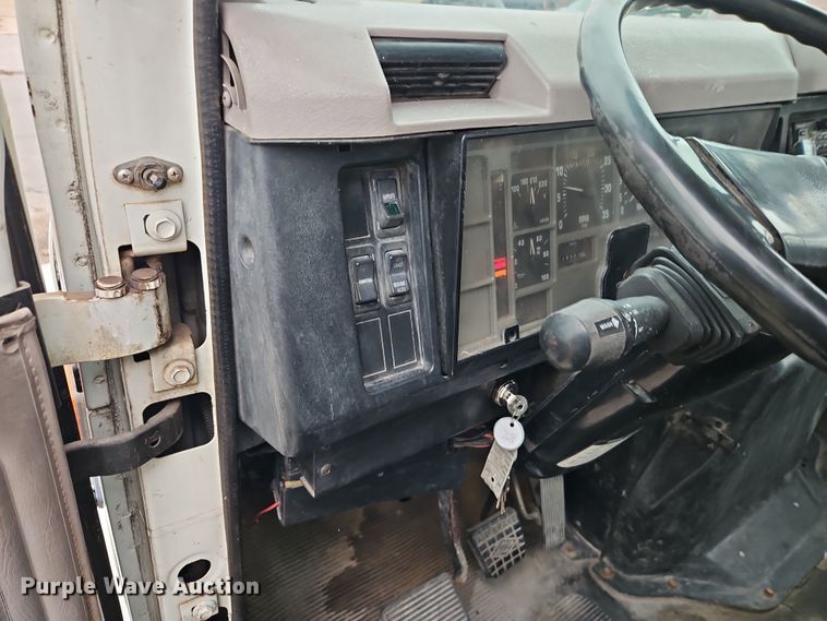 image for item EO4916 1996 International F4900 flatbed truck