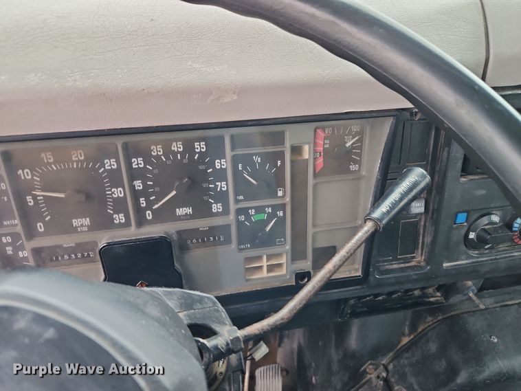 image for item EO4916 1996 International F4900 flatbed truck