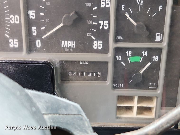 image for item EO4916 1996 International F4900 flatbed truck