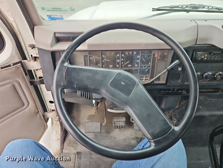 image for item EO4916 1996 International F4900 flatbed truck