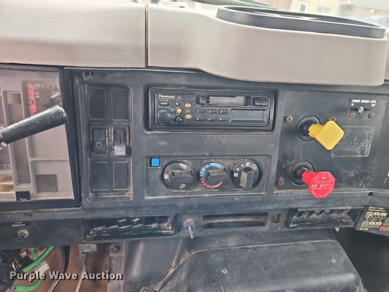 image for item EO4916 1996 International F4900 flatbed truck