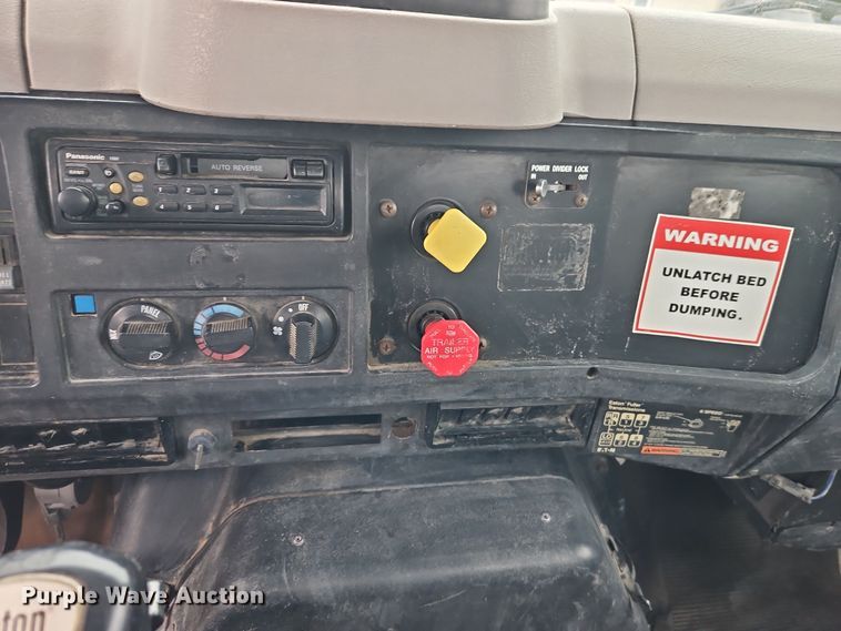 image for item EO4916 1996 International F4900 flatbed truck