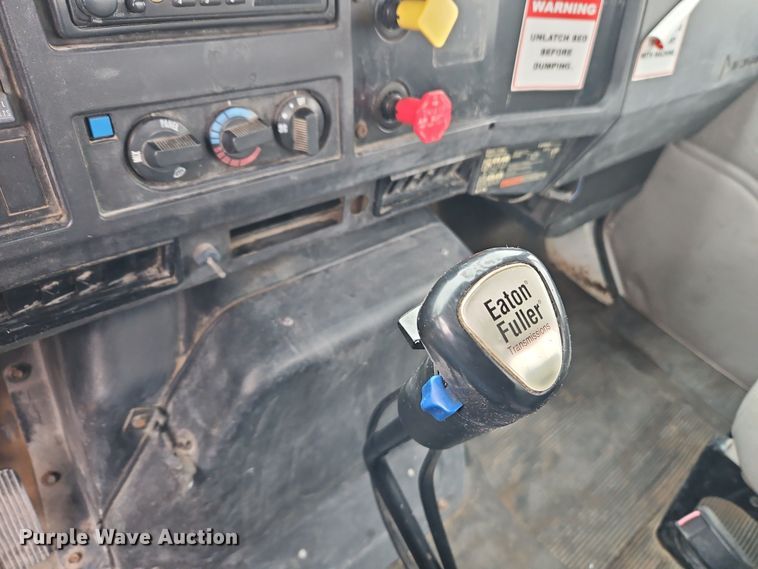 image for item EO4916 1996 International F4900 flatbed truck