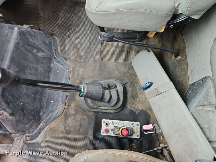 image for item EO4916 1996 International F4900 flatbed truck