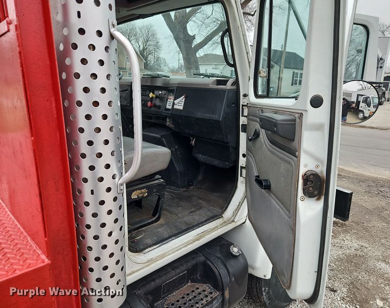 image for item EO4916 1996 International F4900 flatbed truck