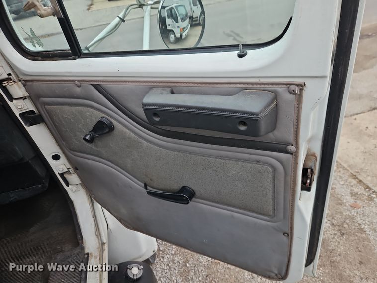 image for item EO4916 1996 International F4900 flatbed truck