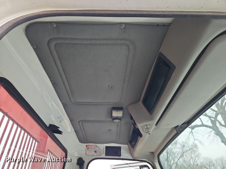 image for item EO4916 1996 International F4900 flatbed truck