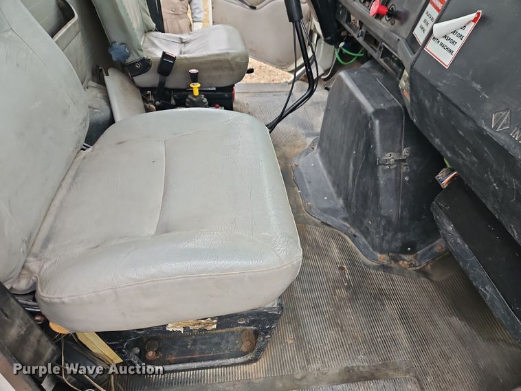 image for item EO4916 1996 International F4900 flatbed truck