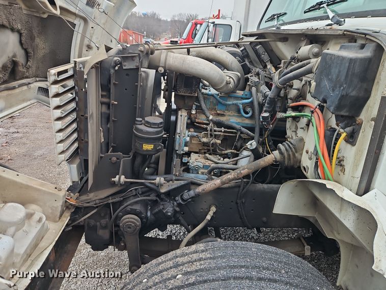 image for item EO4916 1996 International F4900 flatbed truck