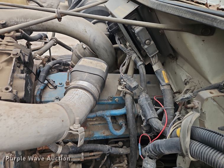 image for item EO4916 1996 International F4900 flatbed truck