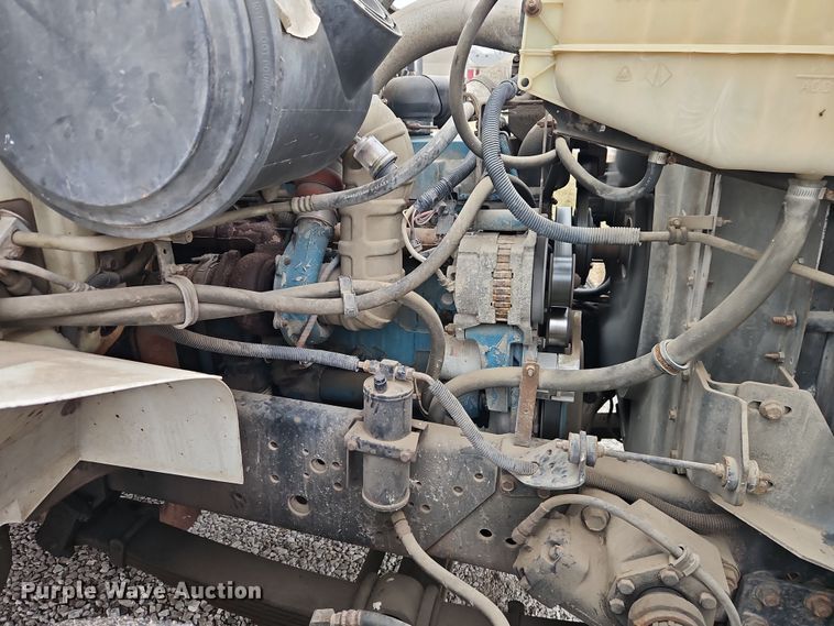 image for item EO4916 1996 International F4900 flatbed truck