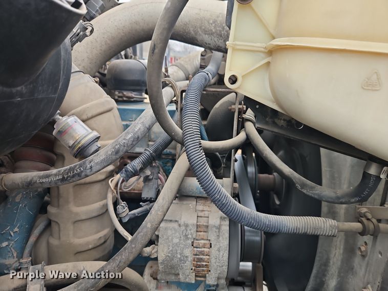 image for item EO4916 1996 International F4900 flatbed truck