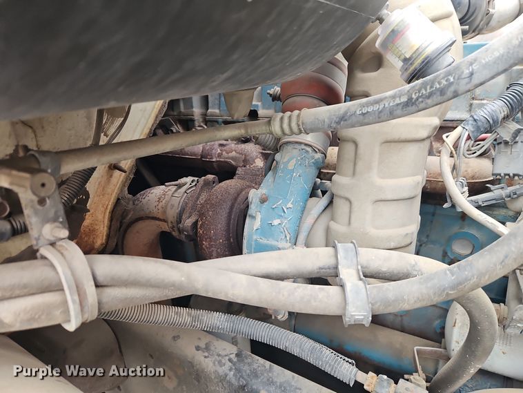 image for item EO4916 1996 International F4900 flatbed truck