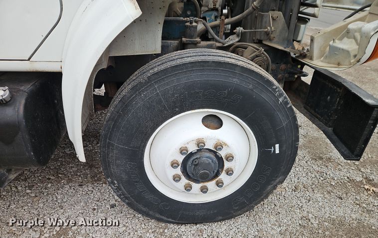 image for item EO4916 1996 International F4900 flatbed truck