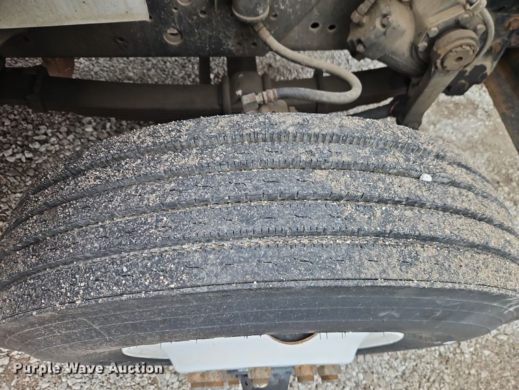 image for item EO4916 1996 International F4900 flatbed truck