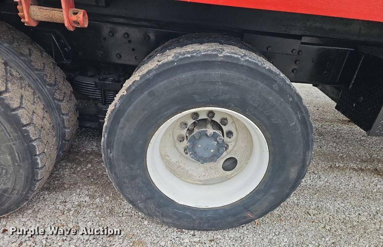 image for item EO4916 1996 International F4900 flatbed truck