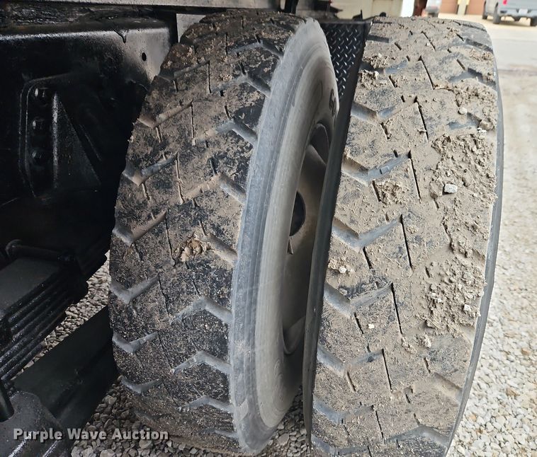 image for item EO4916 1996 International F4900 flatbed truck