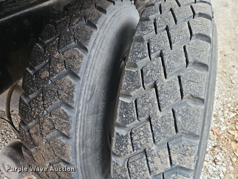 image for item EO4916 1996 International F4900 flatbed truck