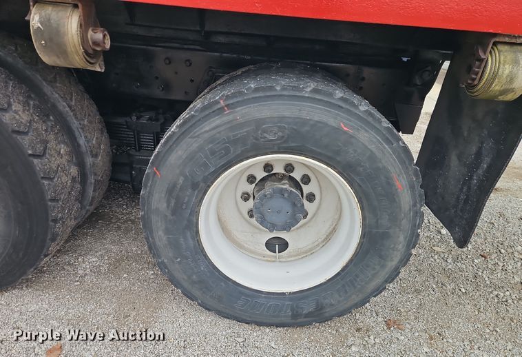 image for item EO4916 1996 International F4900 flatbed truck