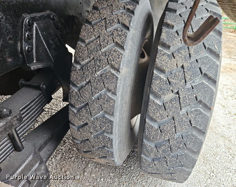 image for item EO4916 1996 International F4900 flatbed truck