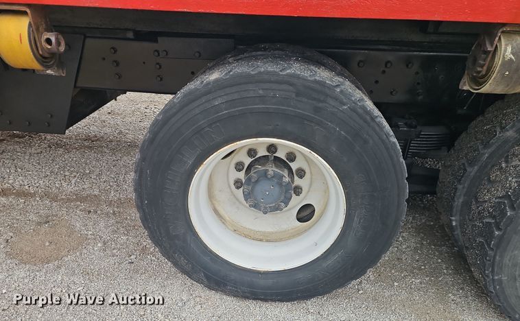 image for item EO4916 1996 International F4900 flatbed truck