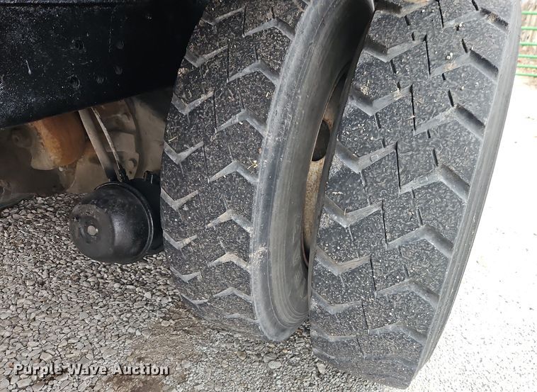 image for item EO4916 1996 International F4900 flatbed truck