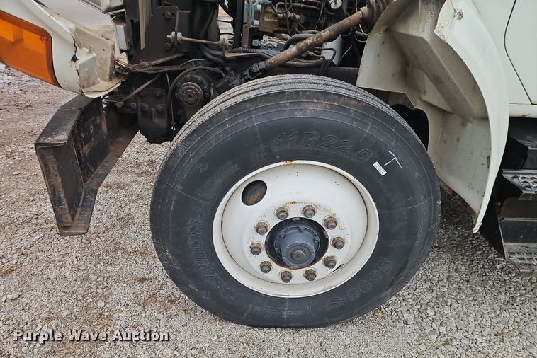 image for item EO4916 1996 International F4900 flatbed truck