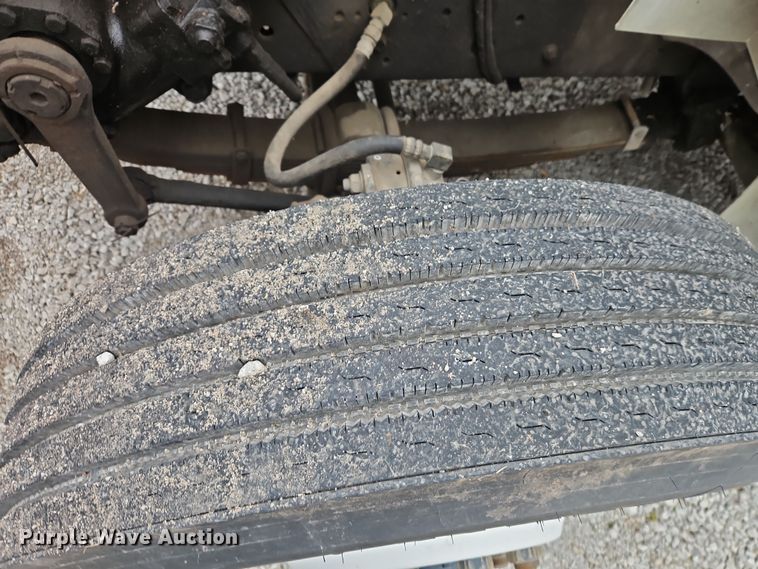 image for item EO4916 1996 International F4900 flatbed truck