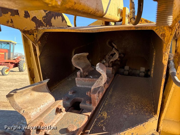 image for item EP2750 1982 Vermeer T-600D trencher