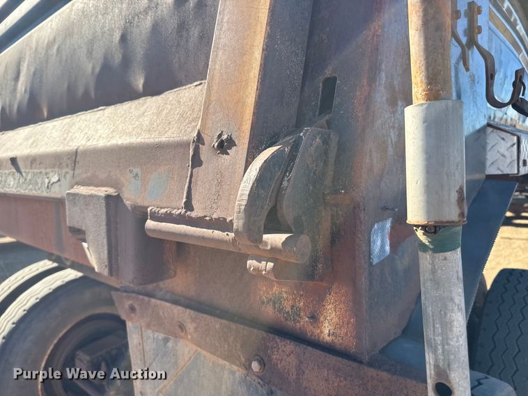 image for item EP2752 1999 Clement Fleetstar end dump trailer