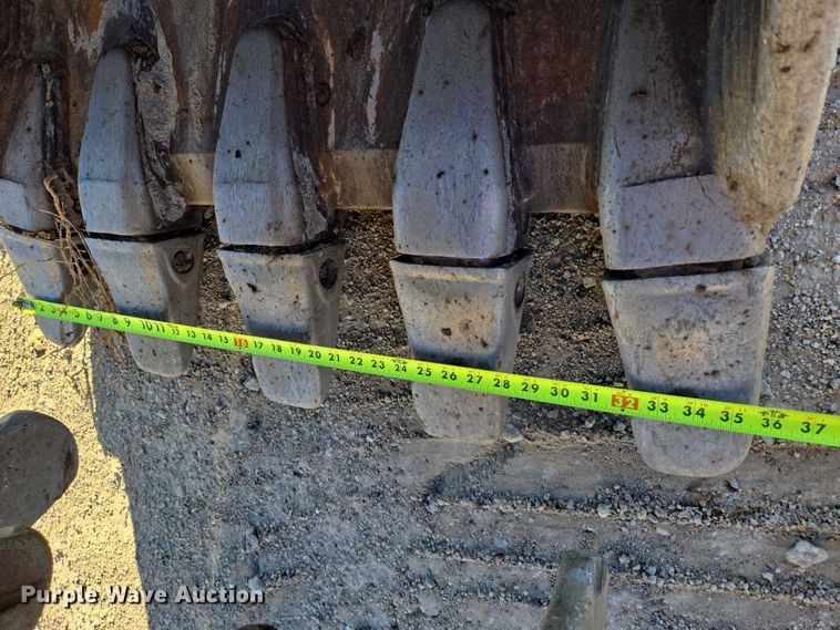 image for item ES2665 2014 John Deere 245G LC excavator