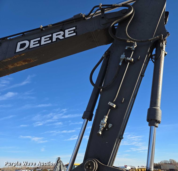 image for item ES2665 2014 John Deere 245G LC excavator