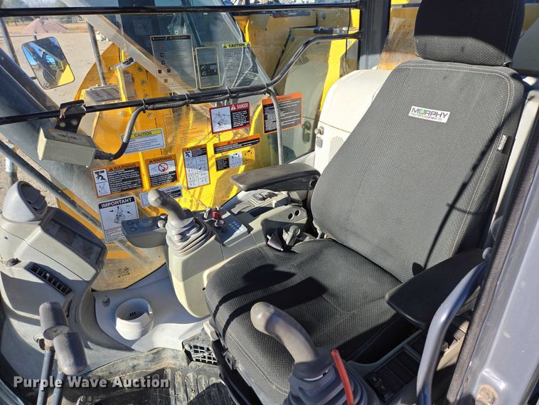 image for item ES2665 2014 John Deere 245G LC excavator